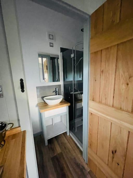The Hut@Trefechan Wen - Coastal Coziness! Goodwick المظهر الخارجي الصورة