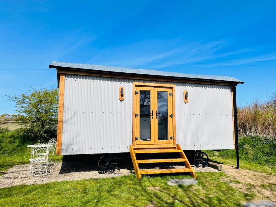 The Hut@Trefechan Wen - Coastal Coziness! Goodwick المظهر الخارجي الصورة