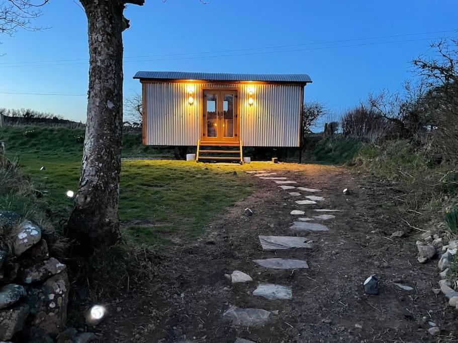 The Hut@Trefechan Wen - Coastal Coziness! Goodwick المظهر الخارجي الصورة