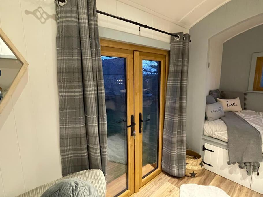 The Hut@Trefechan Wen - Coastal Coziness! Goodwick المظهر الخارجي الصورة