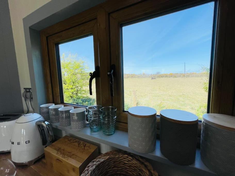 The Hut@Trefechan Wen - Coastal Coziness! Goodwick المظهر الخارجي الصورة