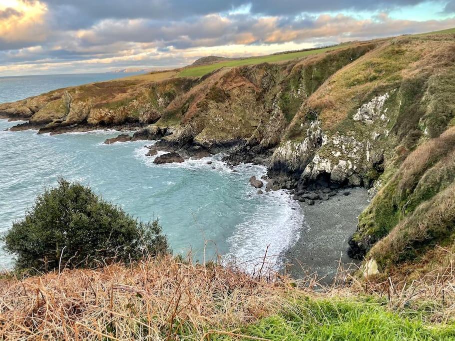 The Hut@Trefechan Wen - Coastal Coziness! Goodwick المظهر الخارجي الصورة