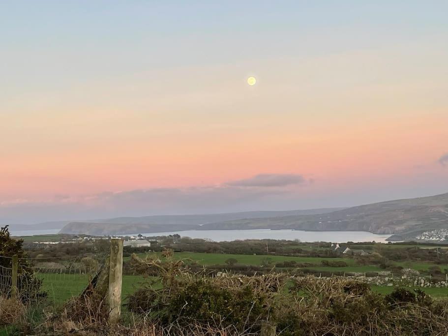 The Hut@Trefechan Wen - Coastal Coziness! Goodwick المظهر الخارجي الصورة