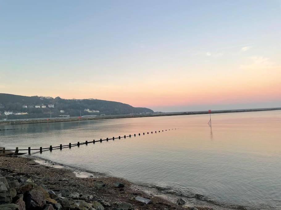 The Hut@Trefechan Wen - Coastal Coziness! Goodwick المظهر الخارجي الصورة