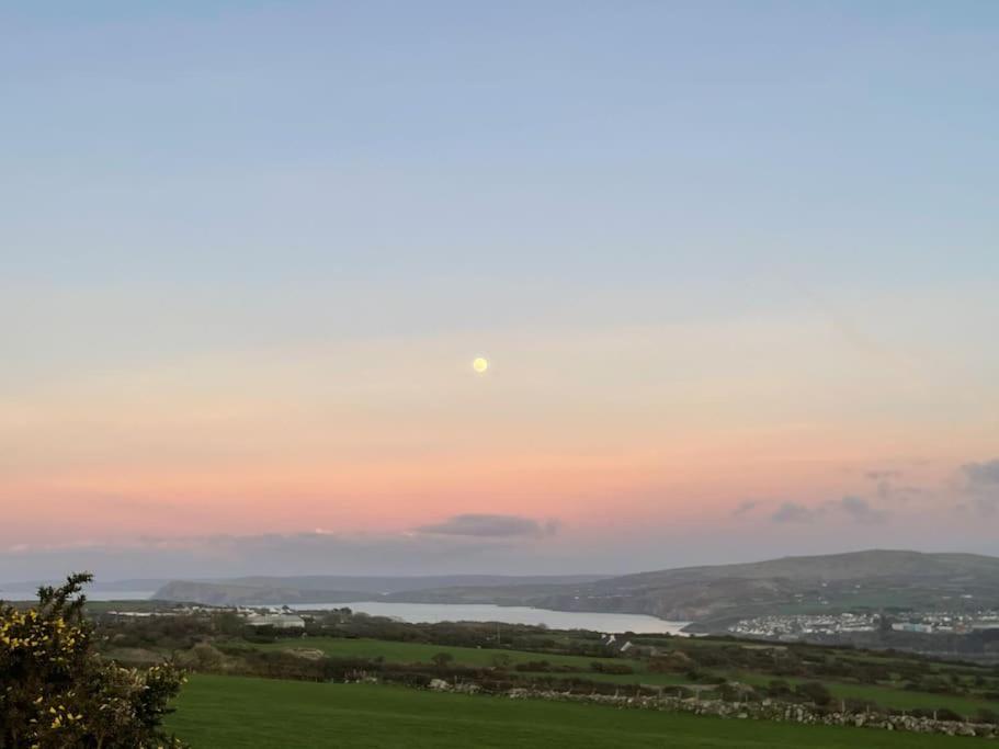 The Hut@Trefechan Wen - Coastal Coziness! Goodwick المظهر الخارجي الصورة