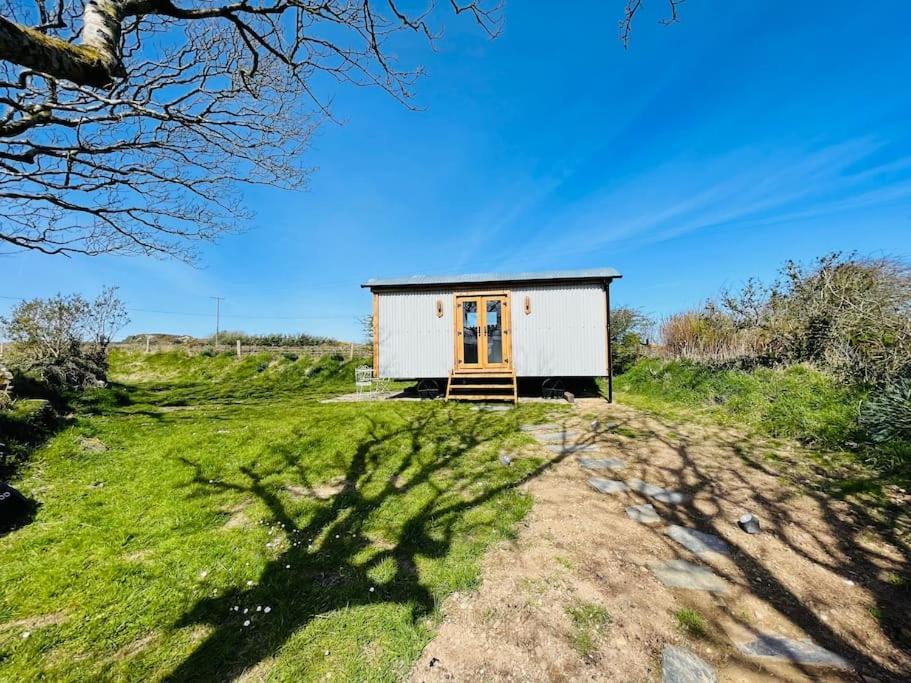 The Hut@Trefechan Wen - Coastal Coziness! Goodwick المظهر الخارجي الصورة